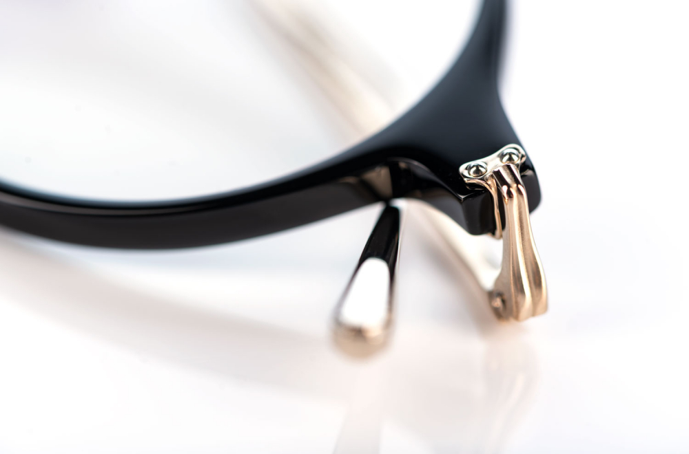Eyevan – Detailaufnahme – filigranes Scharnier – handgenietet – made in Japan – KITSCHENBERG Brillen