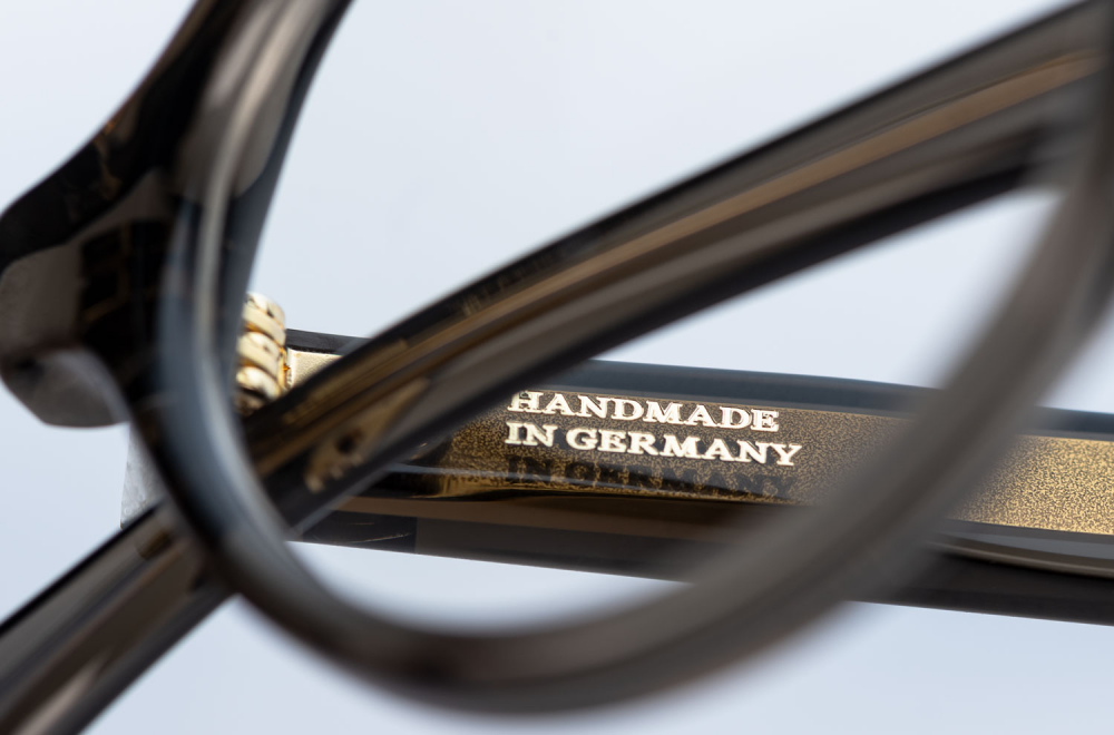 Hug – Little Carter – 05 – Detailaufnahme – runde grautransparente Brille aus Acetat –handmade in Germany – KITSCHENBERG Brillen