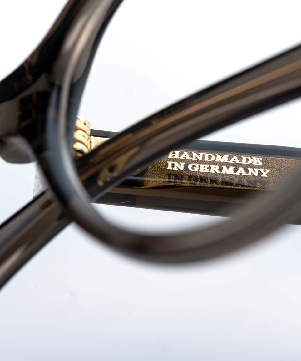 HUG – Detailaufnahme der made in Germany Gravur durch das runde Brillenglas fotografiert – KITSCHENBERG Brillen