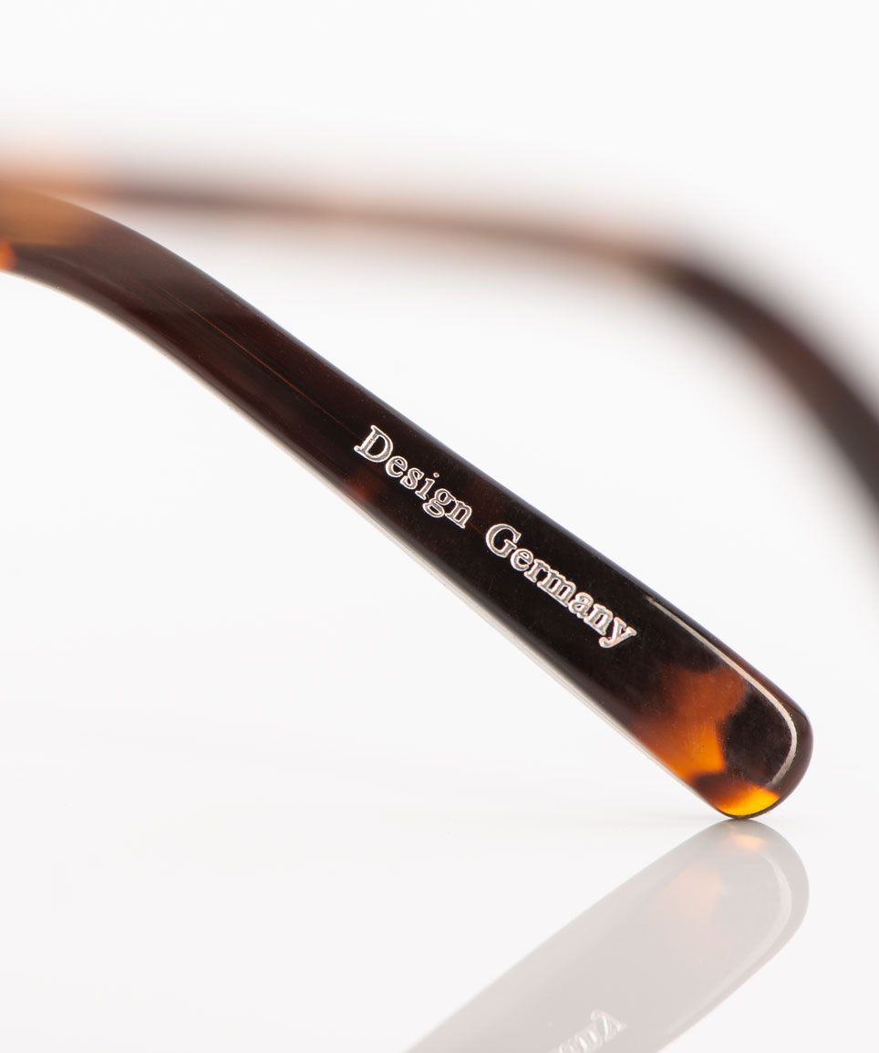 Hamburg Eyewear – Detailaufnahme eines Bügelendes mit dem Schriftzug „Design Germany“ – KITSCHENBERG Brillen