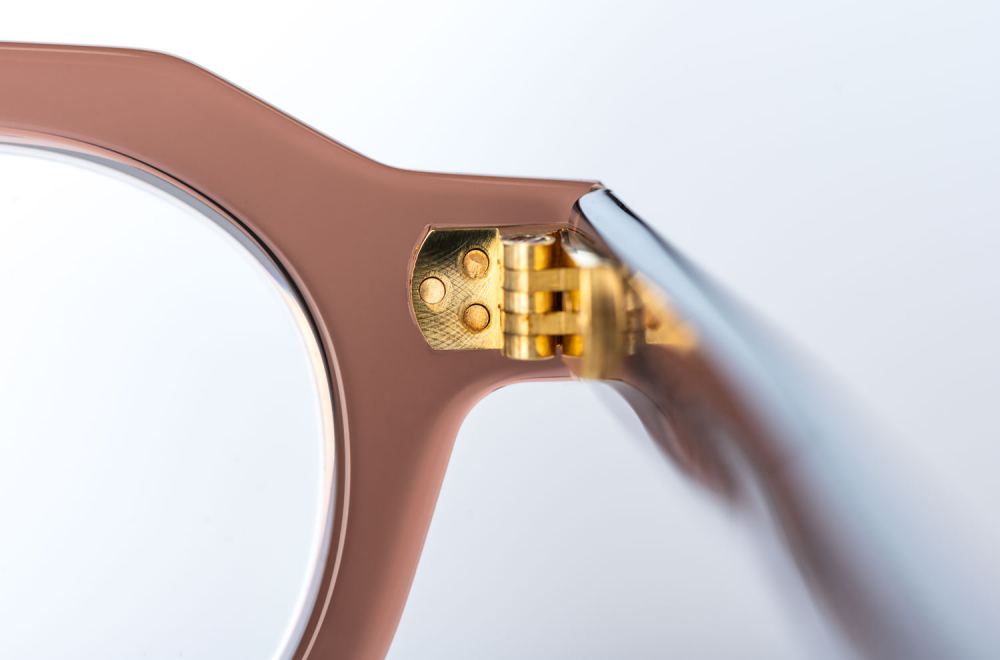 Max Pittion – Hugo – Detailaufnahme – Vintage Lavender – dicke lilatransparente Acetatbrille – Dreipunktniete – gefertigt in Japan - KITSCHENBERG Brillen