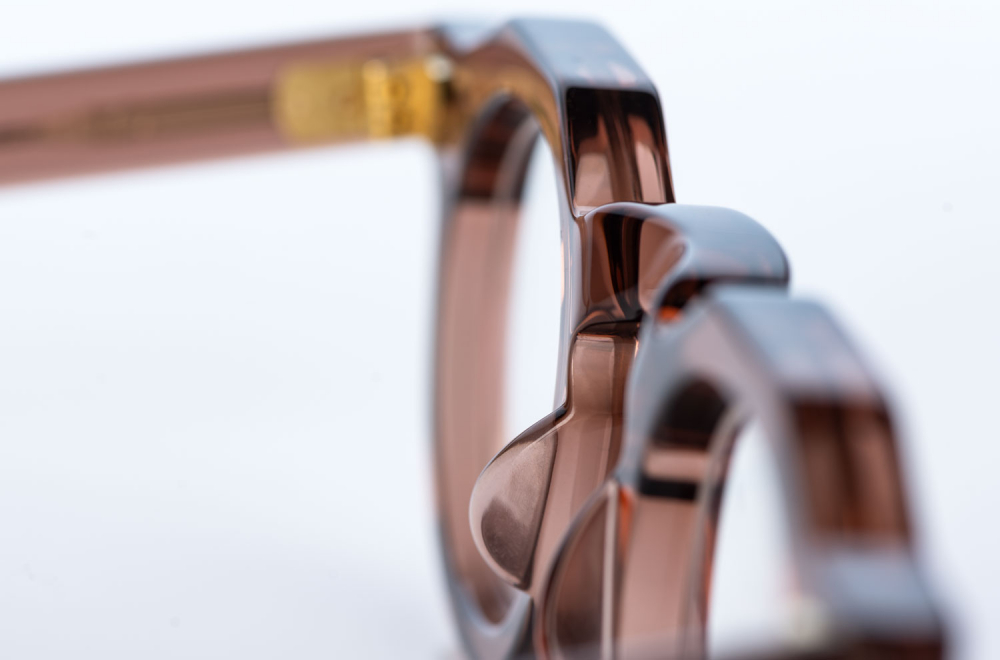 Max Pittion – Hugo – Detailaufnahme einer dickrandigen vintage Brille – made in Japan – KITSCHENBERG Brillen