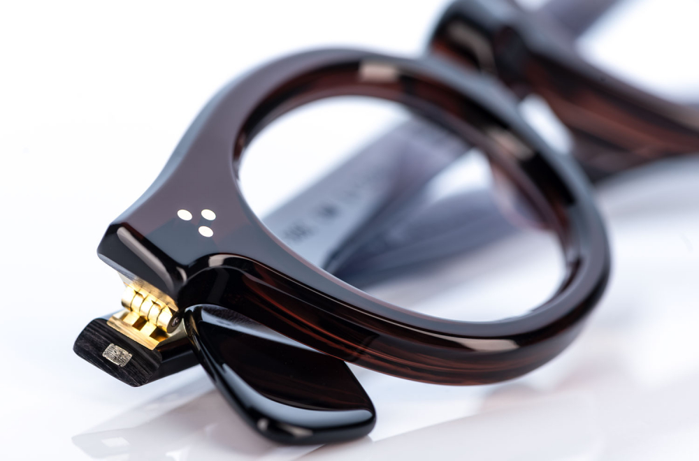 Max Pittion – Maestro – Cinnamon – Detailaufnahme – vintage Pantobrille – braun transparent – Dreipunktniete – made in Japan – KITSCHENBERG Brillen