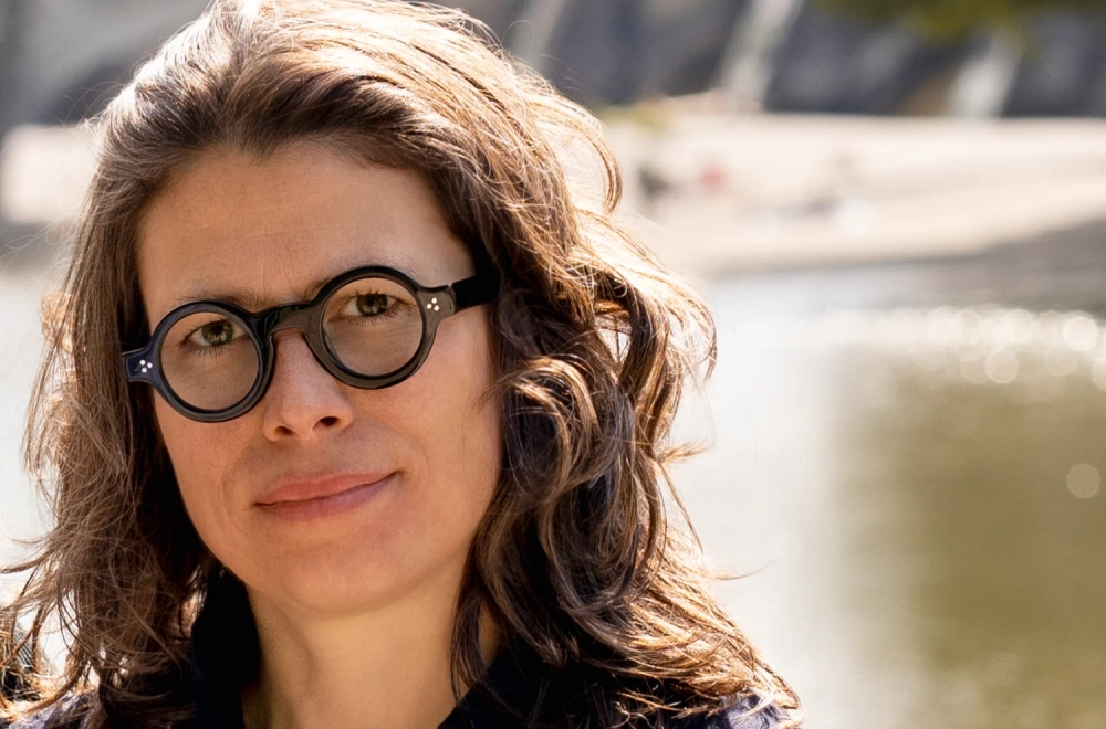 Lesca Model Tabu in schwarz – sehr kräftige Acetatbrille mit runden Gläsern und handgenieteten Gelenken - Kitschenberg